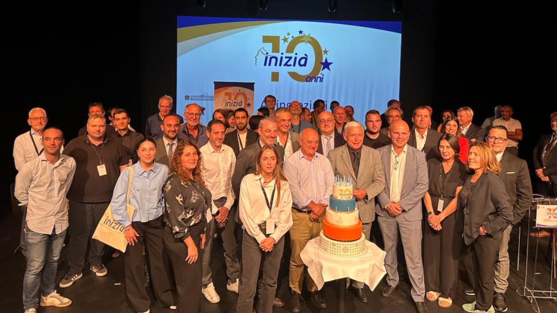 photo de groupe avec gâteau d'INIZIÀ